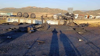 Freni patlayan mısır yüklü tır asfalt makinasına çarptı