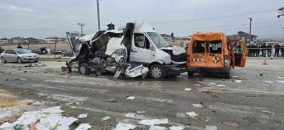 Freni patlayan tır dehşet sa&ccedil;tı: &Ouml;ğrenci servisi dahil 7 ara&ccedil; birbirine girdi, 18 yaralı
