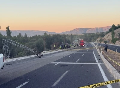Freni patlayan tırın otobüse çarpma anı kamerada

