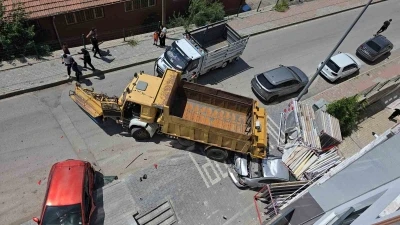 Freni tutmayan kamyon 4 araca &ccedil;arparak durdu
