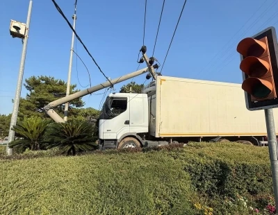 Freni tutmayan kamyon beton direği ikiye böldü
