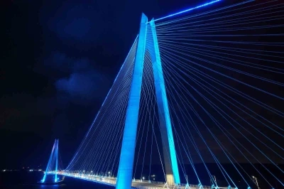 FSM ve Yavuz Sultan Selim köprüleri maviye büründü
