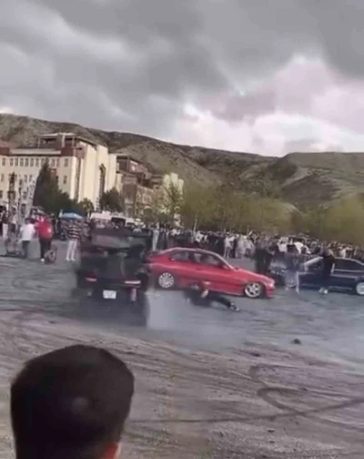 Fuarda otomobil ile drift atan s&uuml;r&uuml;c&uuml; g&ouml;revliye &ccedil;arptı: O anlar kamerada
