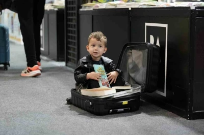 Fuardan valiz dolusu kitapla çıkıyorlar
