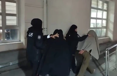 Fuhuş pazarlığı yaptıkları şahsın altın ve d&ouml;vizlerini &ccedil;alan kadınlar yakalandı
