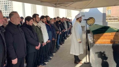 Futbolcu Mesut &Ouml;zdemir&rsquo;in babası Kocaeli&rsquo;de son yolculuğuna uğurlandı

