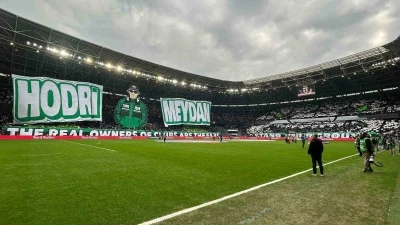 Futbolcu olamadılar ama trib&uuml;nleri pankartlarıyla renklendiriyorlar
