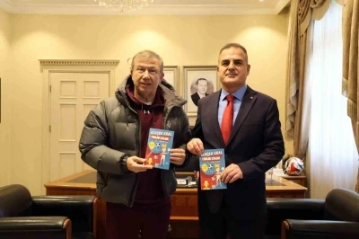 Futbolun efsane ismi Vali Akbıyık&rsquo;a &lsquo;Ger&ccedil;ek Kral Tanju &Ccedil;olak&rsquo; kitabını hediye etti
