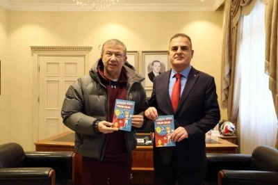 Futbolun efsane ismi Vali Akbıyık&rsquo;a &lsquo;Ger&ccedil;ek Kral Tanju &Ccedil;olak&rsquo; kitabını hediye etti