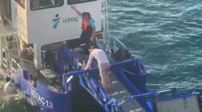 Galata Köprüsü’nden denize düşen kadını, peşinden atlayan vatandaş kurtardı
