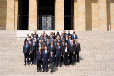 Galatasaray Başkanı Dursun &Ouml;zbek, kurullarıyla birlikte Anıtkabir&rsquo;i ziyaret etti
