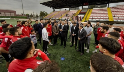 Galatasaray Başkanı Dursun Özbek ve eski başkan  Adnan Polat, Mardispor  takımın ziyaret etti