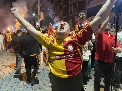 Galatasaray&rsquo;ın şampiyonluğu İzmir&rsquo;de coşkuyla kutlandı
