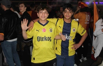 Galatasaray&rsquo;ın şampiyonluk kutlamalarında Fenerbah&ccedil;eliler &lsquo;prova&rsquo; yaptı
