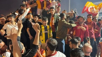 Galatasaray'ın şampiyonluk kutlamasına damga vuran Fenerbah&ccedil;eli
