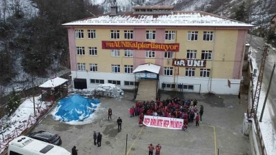 Galatasaray taraftar grubundan, Giresun&rsquo;da k&ouml;y okuluna anlamlı yardım
