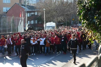 Galatasaray taraftarı, Dolmabah&ccedil;e&rsquo;ye geldi
