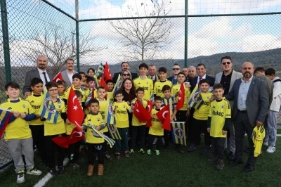 Galatasaraylı başkan, Fenerbah&ccedil;eli &ccedil;ocukları sevindirdi
