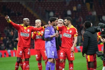 Galatasaraylı taraftarlardan G&uuml;nay G&uuml;ven&ccedil;&rsquo;e destek

