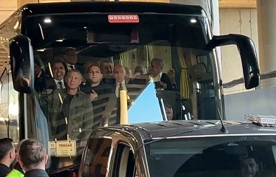 Galatasaraylı y&ouml;neticiler, Fenerbah&ccedil;eli y&ouml;neticileri karşıladı
