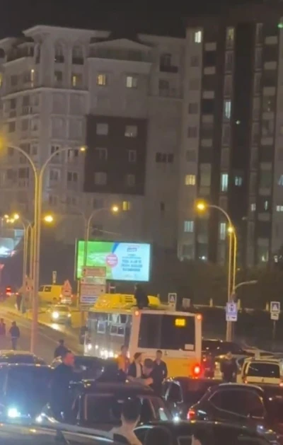 Galibiyet kutlamalarında Galatasaylı taraftar otob&uuml;s&uuml;n &uuml;zerinde yolculuk yaptı
