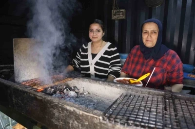 Garson olarak girdiği iş yerinde kebap&ccedil;ılığı &ouml;ğrenen Zeynep, depremin ardından a&ccedil;tıkları iş yerinde ızgara başında mesai yapıyor
