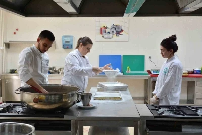 Gastronomi &ouml;ğrencilerinden &ouml;zel lokum &uuml;retimi
