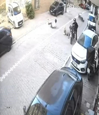 Gaza fazla basınca motosiklet &ouml;n kaldırarak ileri fırladı, yoldan ge&ccedil;en kadına &ccedil;arptı
