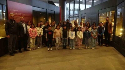Gazele Gazel Korosu&rsquo;nun &ccedil;ocuk sanat&ccedil;ıları Antakya&rsquo;nın tarihi noktalarını gezdi

