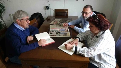 Gazeteci baba ve 2 &ccedil;ocuğu aynı mesleği yapmanın gururunu yaşıyor
