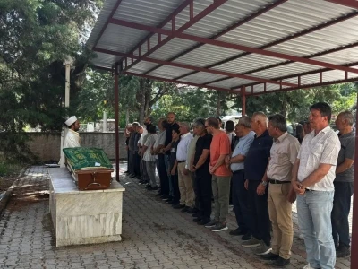 Gazeteci S&ouml;zeri&rsquo;nin annesi son yolcuğuna uğurlandı
