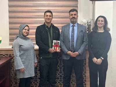 Gazeteci-yazar İbrahimoğlu &ouml;ğrencilerle bir araya geldi
