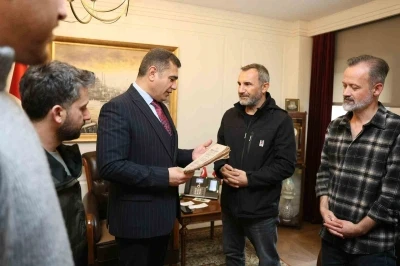 Gazeteciler, Düzce’nin il olduğu günün Resmi Gazetesi’ni Vali Aslan’a hediye etti
