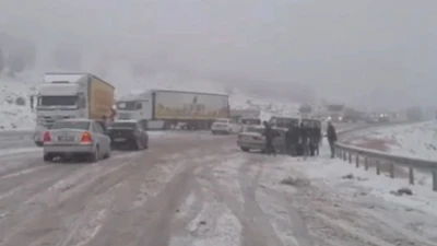 Gaziantep-Araban kara yolunda kar esareti: &Ccedil;ok sayıda ara&ccedil; mahsur kaldı
