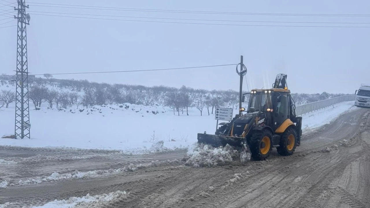 Gaziantep B&uuml;y&uuml;kşehir'den k&ouml;y yollarında karla yoğun m&uuml;cadele