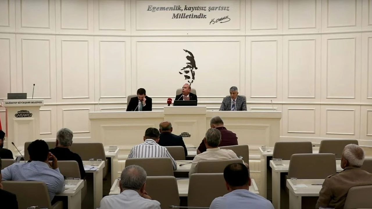 Gaziantep Büyükşehir Meclisinde sinirler gerildi! ‘Ucuz Kahramanlık’ polemiği! İşte yaşananlar…