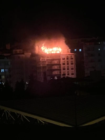 Gaziantep Duisburg Bulvarı’nda korkunç apartman yangını: Havai fişek iddiası