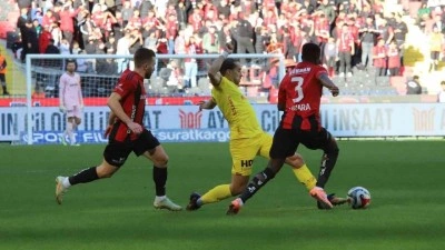 Gaziantep FK, penaltıyı kaçırdı! Göztepe 3 puanı ikinci yarıda kaptı
