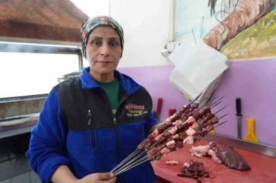 Gaziantep&rsquo;in kadın ciğer ustası m&uuml;şterilerden tam not alıyor
