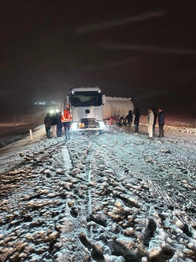Gaziantep&ndash;Nurdağı Devlet Yolunda Kaza: Trafik Ge&ccedil;ici Olarak Kapandı