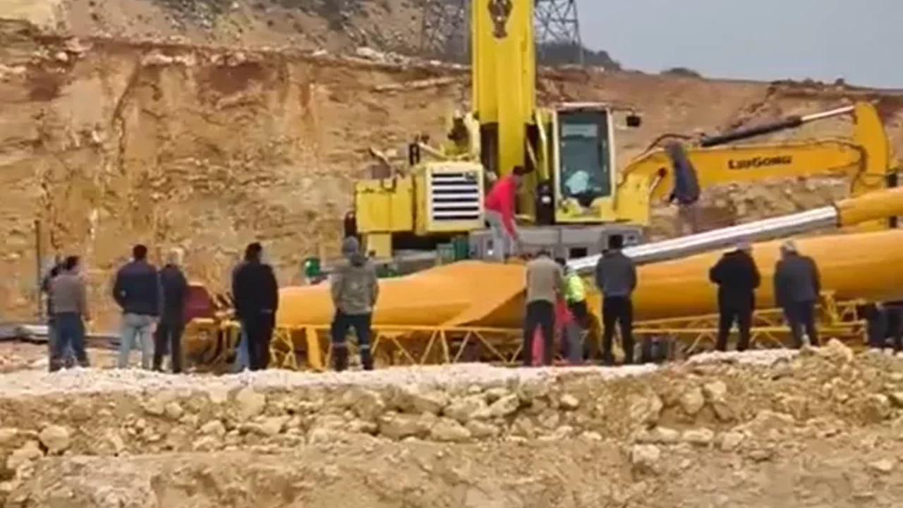 Gaziantep OSB&rsquo;de İş Kazası, Devrilen İş Makinesi Korkuttu