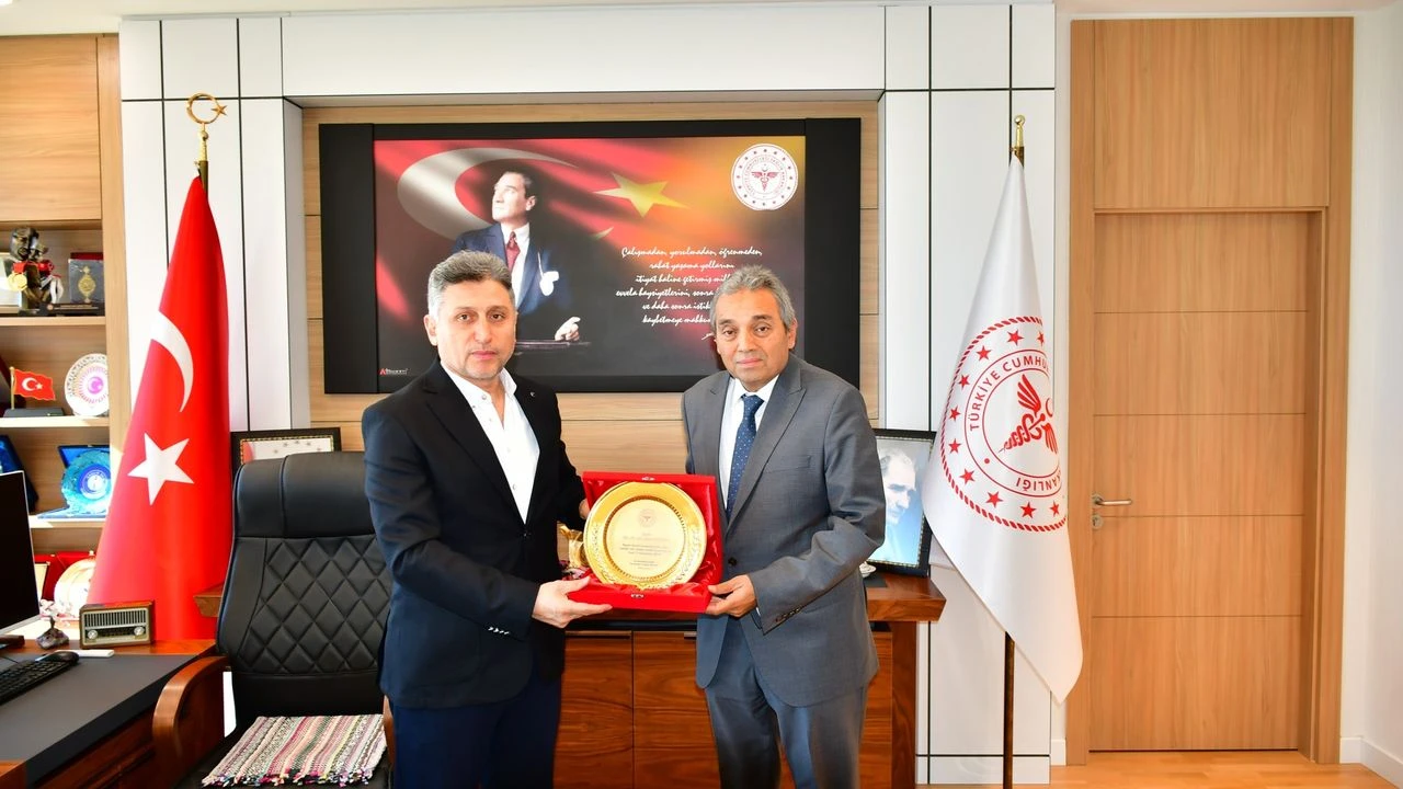 Gaziantep sağlığına adanmış bir ömür! Ali Güven Fincan’a plaket…
