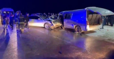 Gaziantep&rsquo;te 2 ara&ccedil; kafa kafaya &ccedil;arpıştı: 1 &ouml;l&uuml;, 12 yaralı
