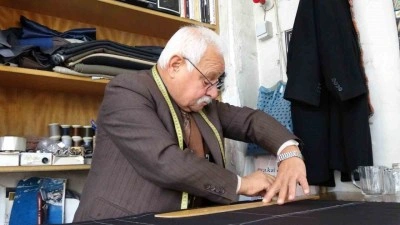Gaziantep’te 67 yaşındaki terzi ustası, elinden kitabı düşürmüyor