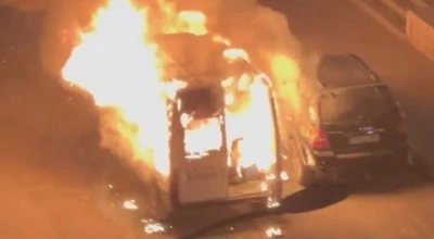 Gaziantep’te Alevli Gece: Minibüs Cayır Cayır Yandı, Yanındaki Otomobil Zarar Gördü