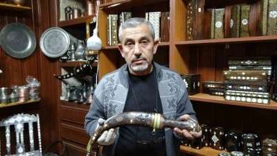 Gaziantep&rsquo;te antika silahlar sedef kakma sanatıyla s&uuml;sleniyor