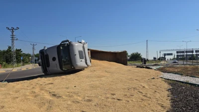 Gaziantep&rsquo;te arpa y&uuml;kl&uuml; tır kavşakta yan yattı: 1 yaralı