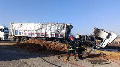 Gaziantep'te arpa yüklü tır yandı! Şoför hastaneye kaldırıldı