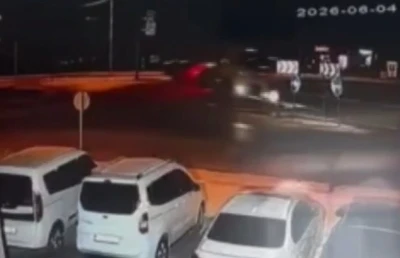 Gaziantep&rsquo;te arpa y&uuml;kl&uuml; tırın devrilme anı kamerada

