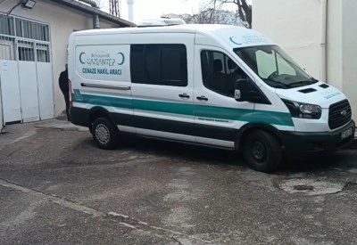 Gaziantep&rsquo;te bariyerlere &ccedil;arparak alev alan ara&ccedil;taki s&uuml;r&uuml;c&uuml; hayatını kaybetti